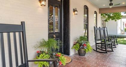 Historical & Quaint Renovated I-House in Downtown Somerset W/ Great Walkability