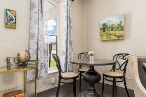 Dining - Historical & Quaint Renovated I-House in Downtown Somerset W/ Great Walkability (Somerset)