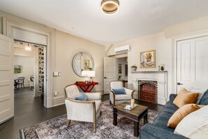 TV - Cozy Suite in downtown Somerset with spa amenities (Somerset)