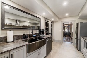 Fridge, microwave, oven, stovetop - Cozy Suite in downtown Somerset with spa amenities (Somerset)