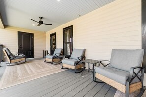 Interior - Cozy Room in Downtown Somerset with Spa Amenities (Somerset)