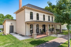 Exterior - Cozy Room in Downtown Somerset with Spa Amenities (Somerset)