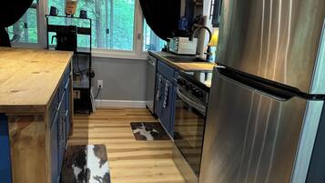 Een microgolfoven, een oven, een kookplaat, een vaatwasser