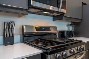 ثلاجة، ميكروويف، فرن، موقد طهي مسطح