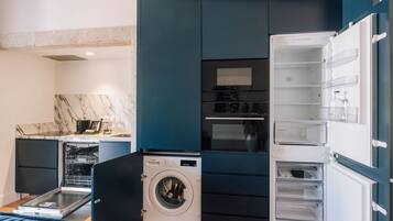 Een koelkast, een magnetron, een oven, een kookplaat