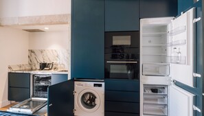 冷蔵庫、電子レンジ、オーブン、コンロ