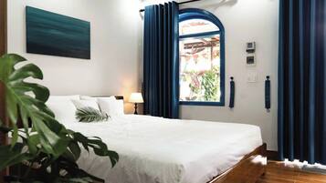 4 bedrooms, iron/ironing board, internet, bed sheets