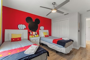 4 bedrooms, iron/ironing board, free WiFi, bed sheets - Family Townhome with Private Pool, Resort Amenities, Themed Rooms – Minutes to D (Kissimmee)