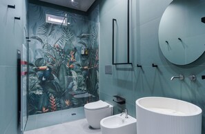 Douche, baignoire à jets, sèche-cheveux, bidet