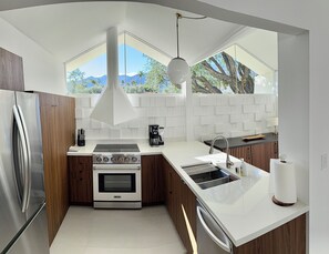 Réfrigérateur, four à micro-ondes, un four, surface de cuisson