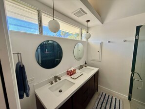 Shower, hair dryer, towels, soap - Remodeled Charming Classic Mid-Century - South Palm Springs (Palm Springs)