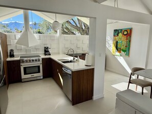 Frigorífico, microondas, horno y placa de cocina