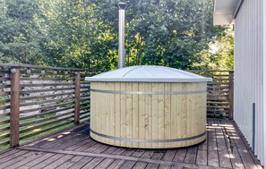 Outdoor spa tub - Beautiful home in Asarum (Asarum)