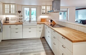 Fridge, oven, dishwasher, coffee/tea maker