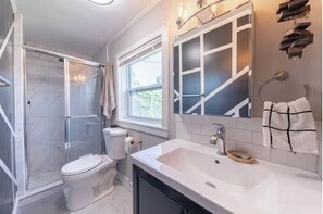 Douche, séchoir à cheveux, bidet, serviettes fournies