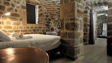 5 habitaciones, tabla de planchar con plancha, wifi y ropa de cama