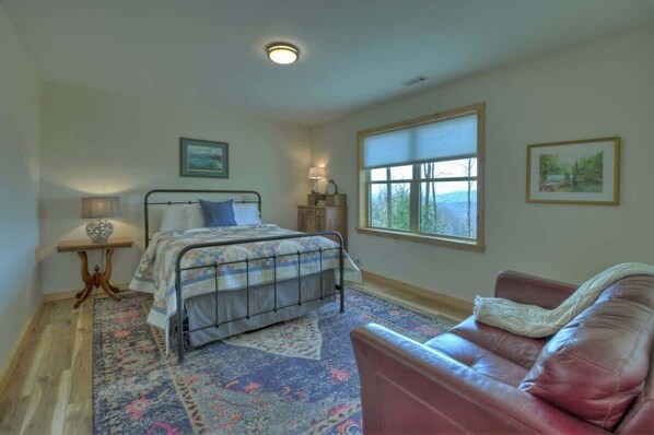 5 bedrooms, iron/ironing board, WiFi, bed sheets