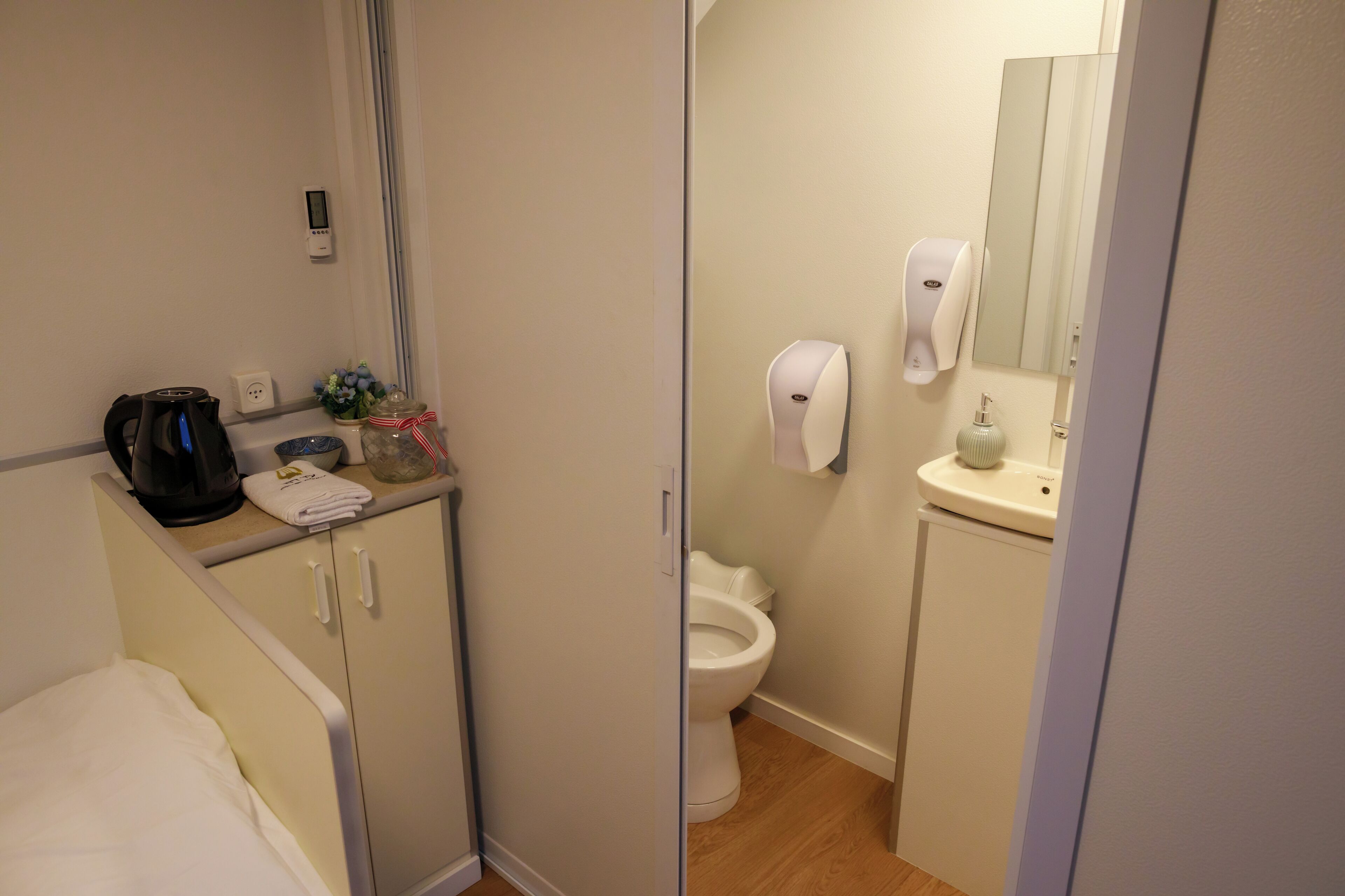 Classic Mobile Home | Bathroom | Shower, towels