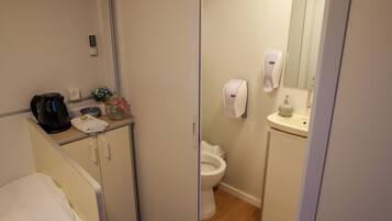 Classic Mobile Home | Bathroom | Shower, towels
