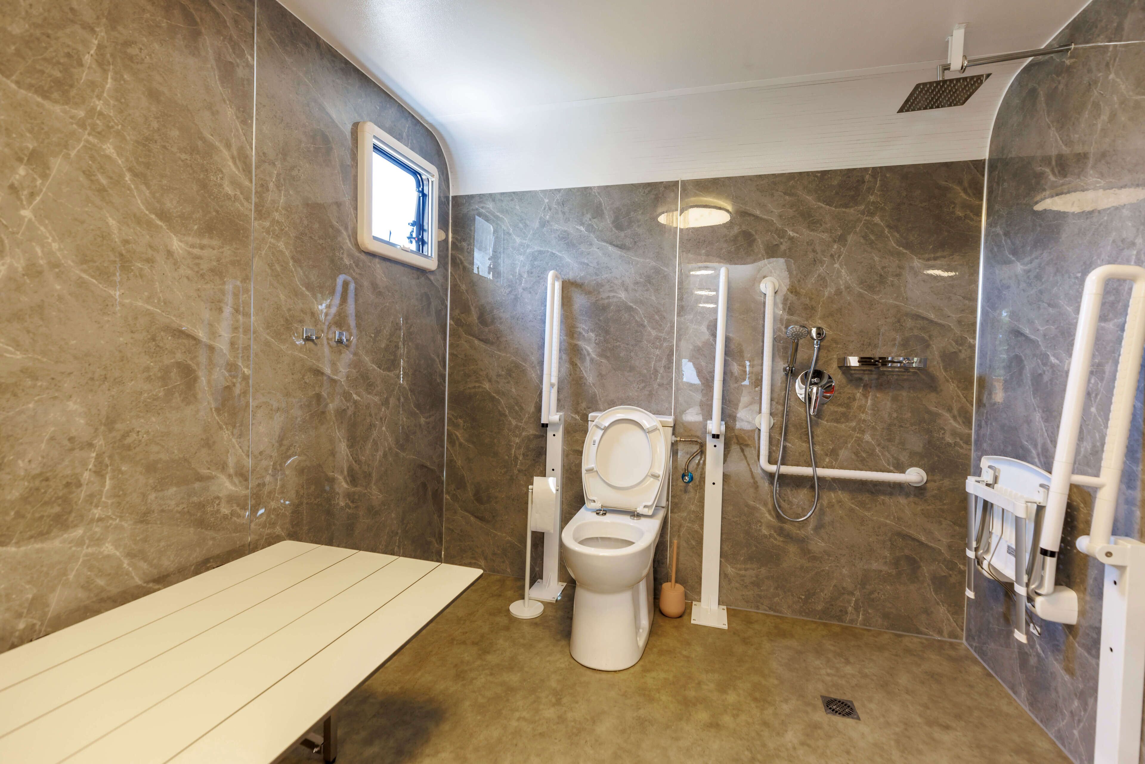 Superior Mobile Home | Bathroom | Shower, towels