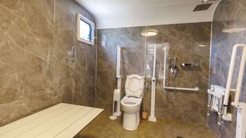 Superior Mobile Home | Bathroom | Shower, towels