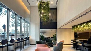 Un interior moderno con una zona de bar, asientos y ventanas amplias.