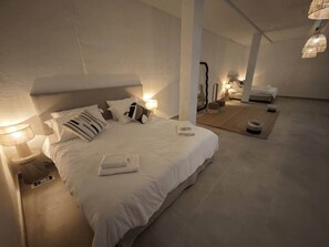 4 عدّة غرف نوم وخزنة داخل الغرفة ومكواة/لوح كي وواي فاي