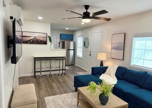 Cozy and Convenient- 5 min to Airport