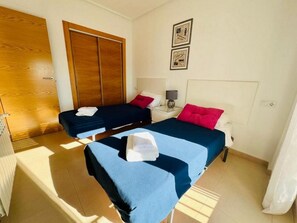 2 室のベッドルーム、アイロン / アイロン台、WiFi (無料)、ベッドシーツ