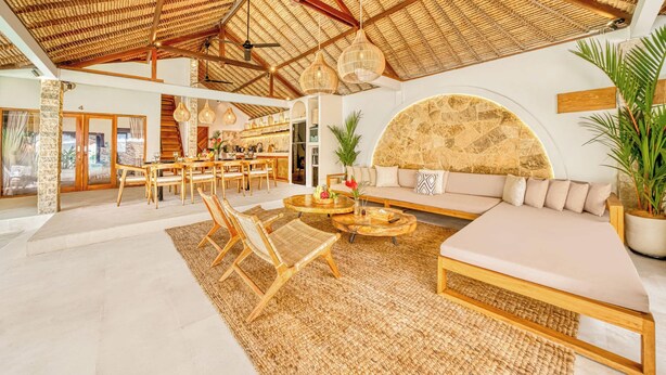 A spacious living area with a high ceiling, a large seating area, and a kitchen in the background. - Villa Barcelona - 6BDR, lush garden, private pool (Kabupaten Badung)