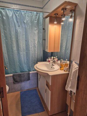 Secador de pelo, bidé, toallas y jabón