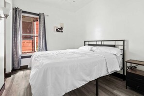 Travel crib, WiFi, bed sheets