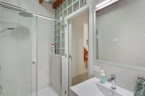 Chuveiro, toalhas de banho