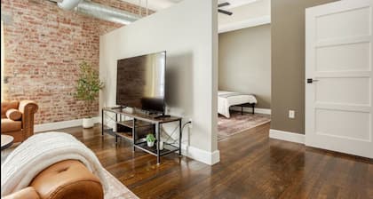 Luxury 1BR Downtown Indianapolis Prime Location Near Everything