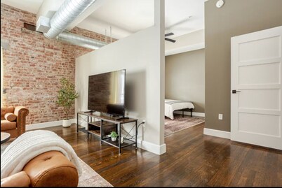  Luxury 1BR Downtown Indianapolis Prime Location Near Everything