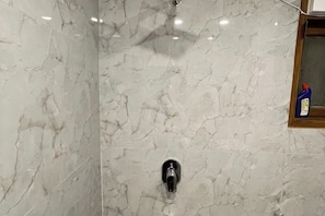 シャワー、タオル、石鹸、トイレットペーパー