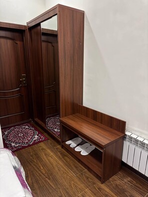 Habitación familiar, vista a la ciudad | Baño | Tina, amenidades de baño gratuitas, secadora de cabello, toallas 