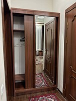 Habitación familiar, vistas a la ciudad | Baño | Bañera, artículos de higiene personal gratuitos y secador de pelo