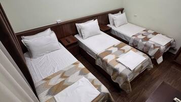 Dreibettzimmer, Stadtblick | Schreibtisch, laptopgeeigneter Arbeitsplatz, kostenloses WLAN