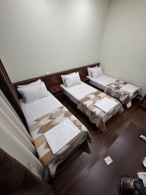 Dreibettzimmer, Stadtblick | Schreibtisch, laptopgeeigneter Arbeitsplatz, kostenloses WLAN