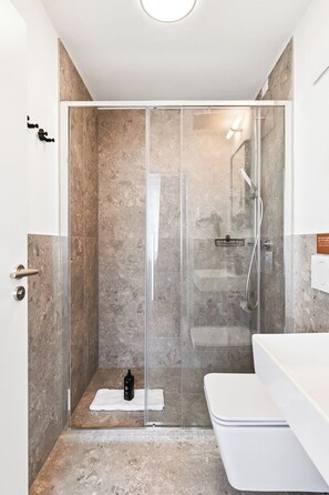 Single Room | Bathroom | Shower, free toiletries, hair dryer, towels