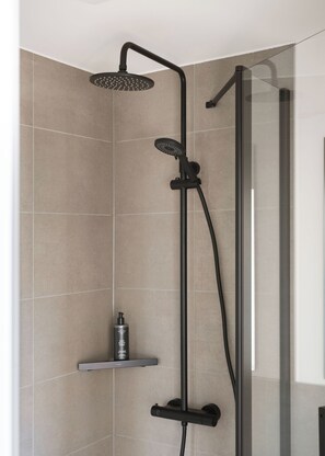 Shower, free toiletries, hair dryer, towels - Limehome Berlin Weserstr. (Friedrichshain) (Berlin)