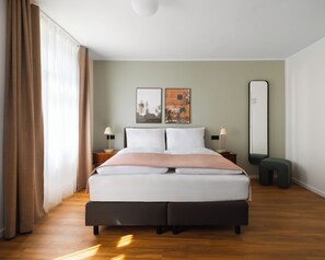 Suite | Individueel gedecoreerd, individueel gemeubileerd, een bureau