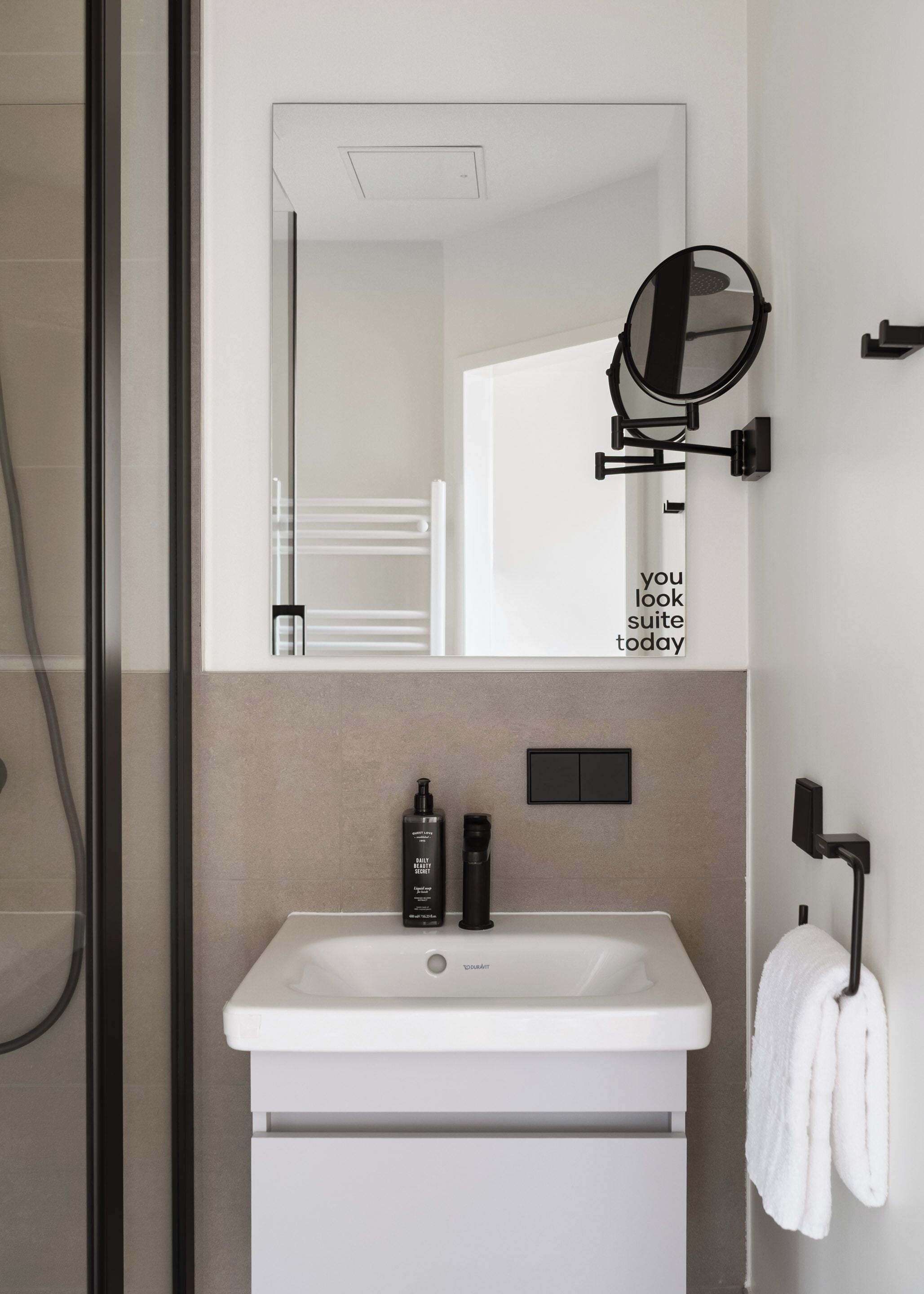 Suihku, ilmaiset hygieniatuotteet, hiustenkuivaaja, pyyhkeet