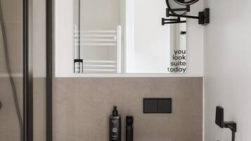 Dusche, kostenlose Toilettenartikel, Haartrockner, Handtücher