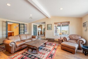 Smart TV - Secluded 4BR/3BA Desert Retreat - Scenic Mountain Views & Private Outdoor Space (Tucson)