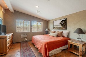 4 bedrooms, desk, free WiFi, bed sheets