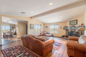 Smart TV - Secluded 4BR/3BA Desert Retreat - Scenic Mountain Views & Private Outdoor Space (Tucson)