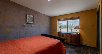 Secluded 4BR/3BA Desert Retreat - Scenic Mountain Views & Private Outdoor Space