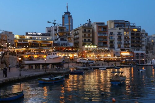 Beautiful 3BR Stay w/private terrace in St Julians